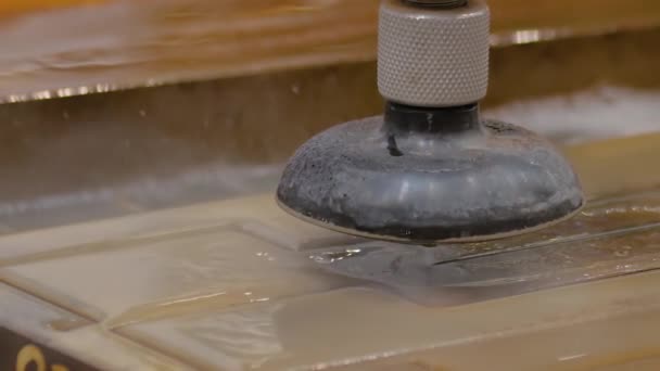 Automatyczna maszyna do cięcia strumieniem wody cnc o wysokiej wydajności, pracująca z blachą — Wideo stockowe