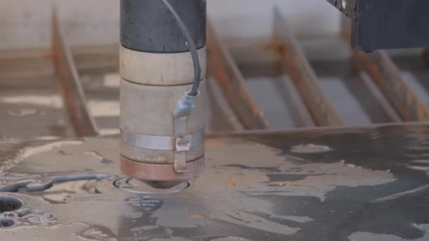 Машина плазменной резки, работающая с листовым металлом с искрами на заводе: крупным планом — стоковое видео
