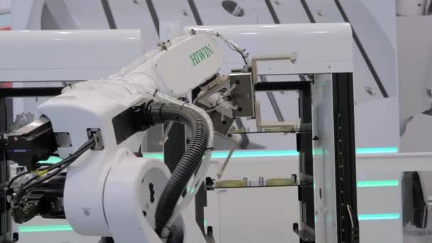 Escoja y coloque el brazo de abrazadera robótica industrial durante el trabajo en la exposición de robots — Vídeos de Stock