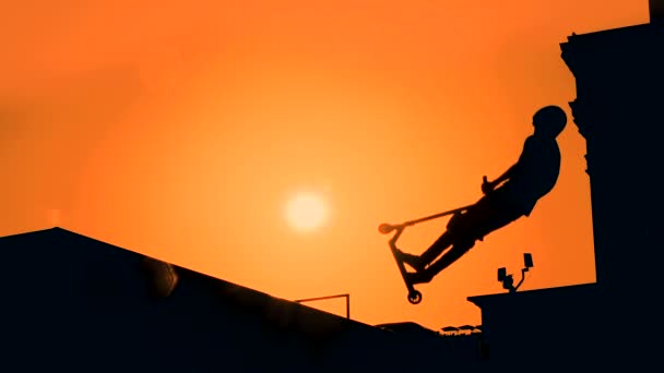 Slow motion: tonårings siluett visar höga hopp tricks på scooter vid solnedgången — Stockvideo