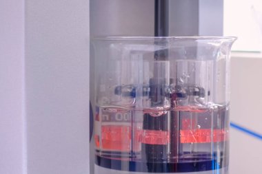 Kapatın: otomatik tablet parçalama testi - laboratuvar ekipmanları konsepti