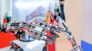 Robot eli işaret ederek yakın plan çek.