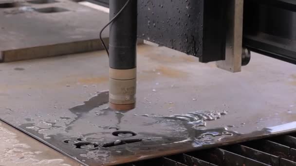 Máquina de corte a plasma trabalhando com chapa metálica com faíscas — Vídeo de Stock