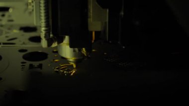 Lazer kesme makinesi, fabrikada kıvılcımlarla birlikte metal levha ile çalışıyor. Kapat.