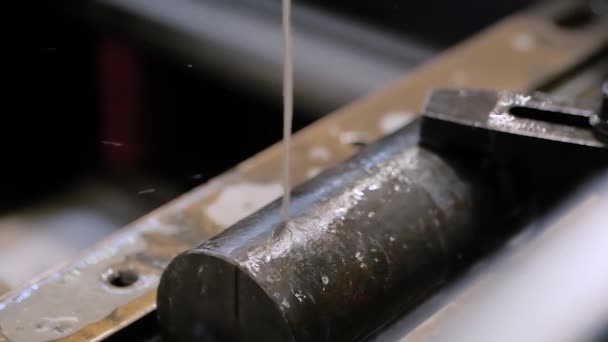 Kıvılcımlarla çalışan metal kesme makinesi: Yavaş çekim — Stok video