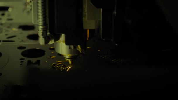 Машина лазерной резки, работающая с листовым металлом с искрами на заводе - крупный план — стоковое видео