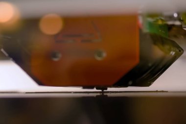 Üç boyutlu yazdırma makinesi fiziksel 3D modeli yazdırıyor - kapat