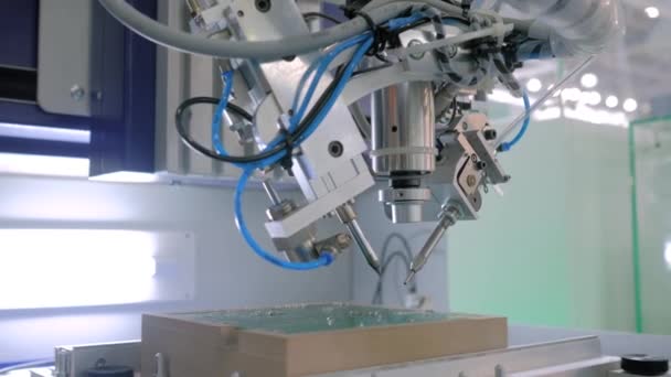 공장에서 인쇄 된 회로 기판에 선택적 인 납땜 부품을 처리하는 과정 — 비디오