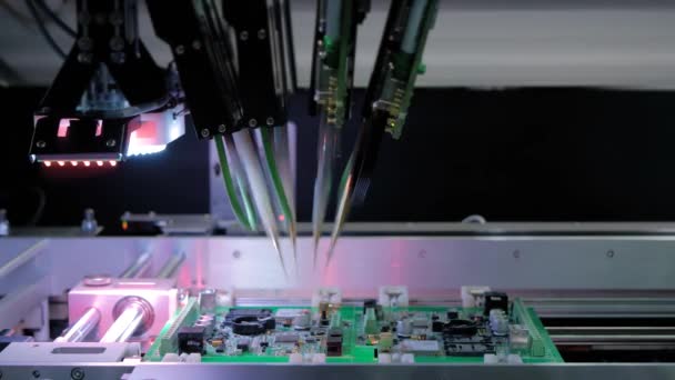 Teste de qualidade de placas de circuito impresso - teste de sonda voadora na fábrica — Vídeo de Stock