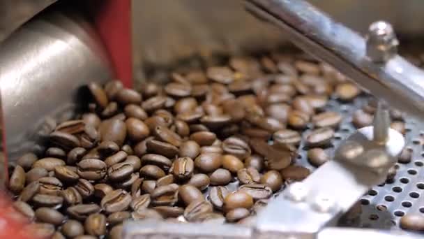 Proceso de mezcla y tostado - máquina de tostado de café durante el trabajo: cámara lenta — Vídeos de Stock