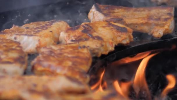 Mouvement lent : processus de cuisson des steaks de viande sur brasero avec flamme chaude - gros plan — Video