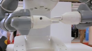 Robot sergisinde fütüristik robotik klemp kollarını hareket ettirme görüntüsünü kapat