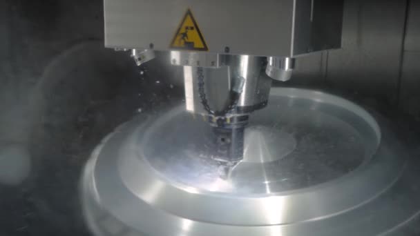 Fabrikada metal işçiliği kesen soğutma sistemi olan bir değirmen makinesi. — Stok video