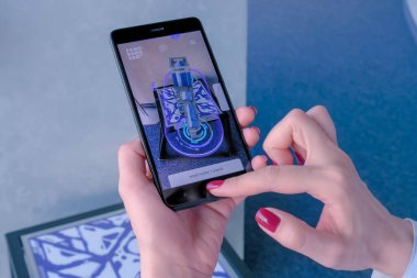 Artırılmış gerçeklik uygulaması olan akıllı telefon kullanan kadın AR konsepti