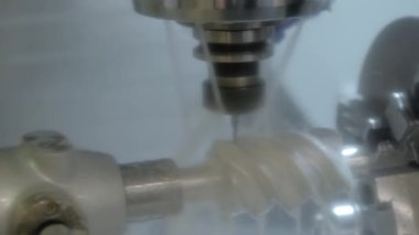 Fabrikada metal işçiliği kesen soğutma sistemi olan bir değirmen makinesi.