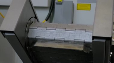 Fabrikada çipleri, cüceleri, atıkları ve hurda metalleri kaldırmak için taşıyıcı - kapat