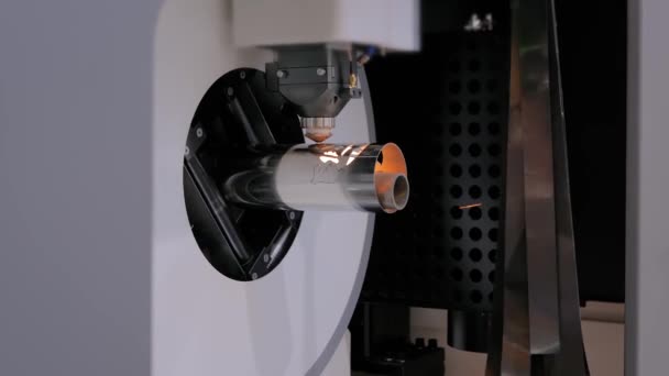 Automatische CNC-Laserschneidmaschine, die mit Metallwerkstück mit Funken arbeitet — Stockvideo
