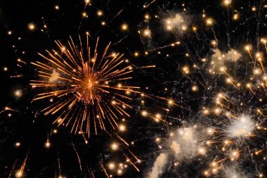 Tatil konsepti. Geceleri karanlık gökyüzünde renkli havai fişekler.