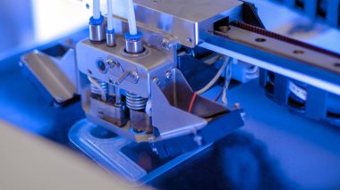 Teknoloji sergisinde 3D baskı makinesi plastik model - kapat