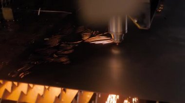 Lazer kesme makinesi levha metalle çalışıyor, kıvılcımlarla, yavaş çekim.