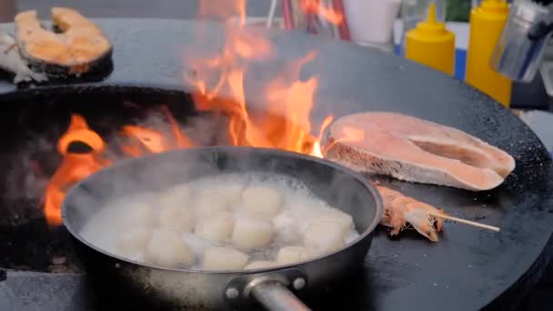 Cámara lenta: proceso de cocción de la carne de vieira, salmón, gambas - de cerca — Vídeos de Stock