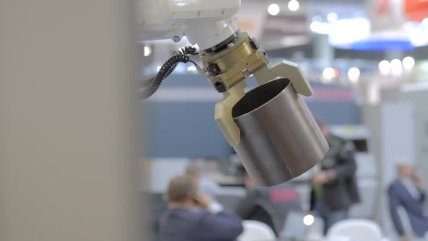 Alegeți și plasați manipulatorul brațului robotic care se deplasează piesa de prelucrat din metal cilindric — Videoclip de stoc