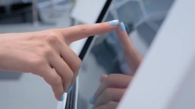 Sergide etkileşimli kiosk multimedya dokunmatik ekranı kullanan kadın