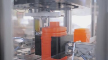 Döner kubbe budayıcı boş turuncu plastik bidonları konveyör bandında keser