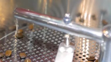 Çalışma sırasında karıştırma ve kızartma işlemi - kahve kızartma makinesi: yavaş çekim