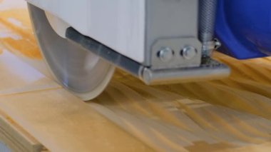 Otomatik cnc köprü testeresi - yönlendirici profil sistemi yapay taşı kesiyor