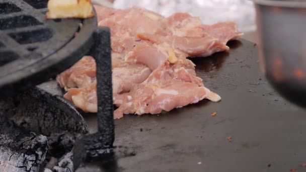 スローモーション:シェフがフードフェスティバルで火鉢で鶏の肉を焼く-クローズアップ — ストック動画