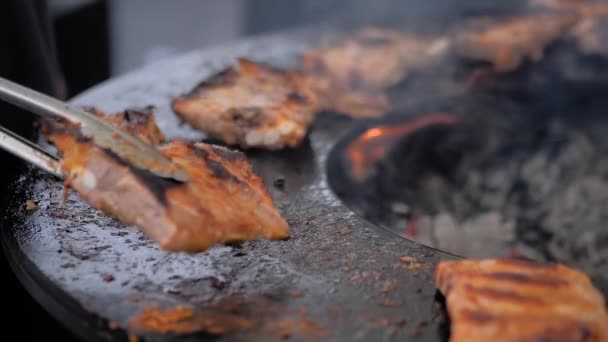 Chef mano con pinzas asar filetes de carne en brasero con llama caliente: cámara lenta — Vídeos de Stock