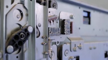 Yavaş çekim: asansör kapısı açma ve kapatma mekanizması