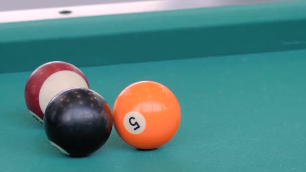 Slow motion: poolballen slaan op teal biljarttafel - close up — Stockvideo