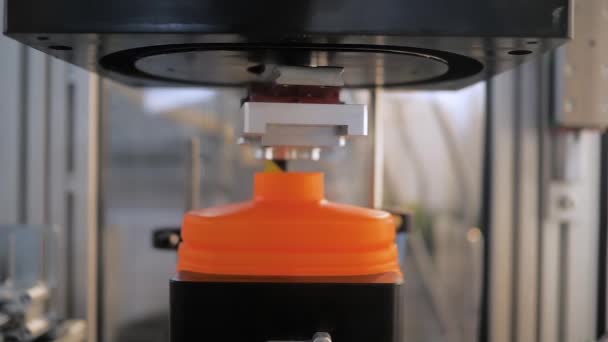 Cortadora de cúpula giratoria que corta bidones de plástico naranja vacíos en la cinta transportadora — Vídeos de Stock