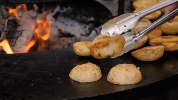 Processus de cuisson des pommes de terre jaunes sur le gril au marché alimentaire de rue - fermer — Video
