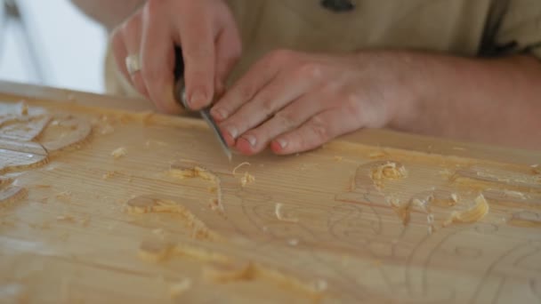 Zeitlupe: Schreiner schnitzt Holz mit Meißel beim Mittelalterfest - hautnah — Stockvideo