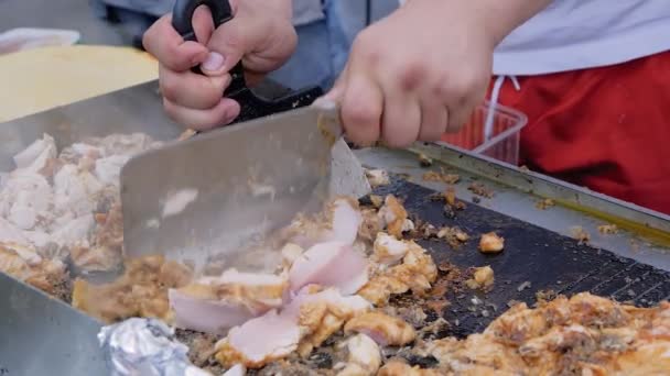 Chef corte de carne de frango na grelha no festival de comida: câmera lenta, close-up — Vídeo de Stock