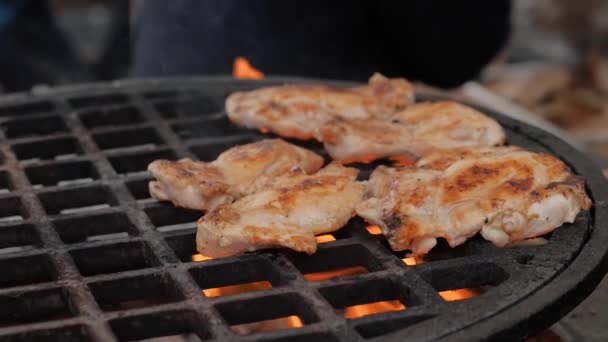 Slow motion: process av matlagning kött biffar på fräs med varm låga - närbild — Stockvideo
