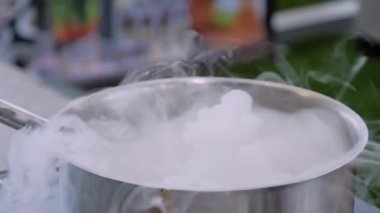 Yakın çekim: Bilim fuarında tencerede buzlu içecek hazırlamak