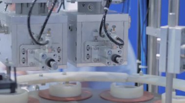 Paket sergisinde çalışırken otomatik vakum kaplama makinesi - demo kipi