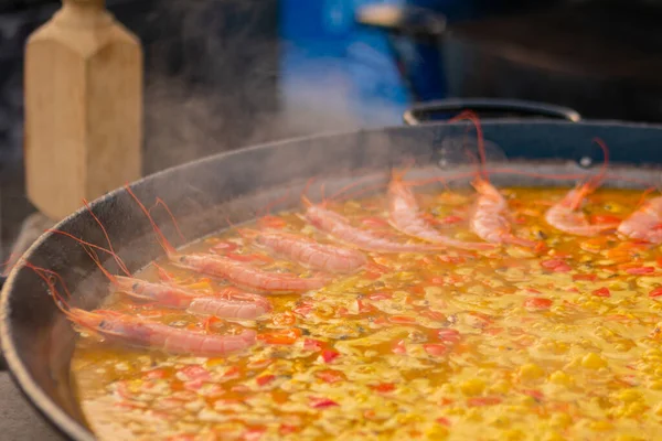 エビ、ミューズ、巨大な鍋で米とパエリアを調理するプロセス-閉じる — ストック写真