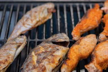 Somon bifteği ve ızgarada uskumru balığı pişirme süreci - sokak yemekleri kavramı