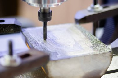 Değirmen makinası metalcilik sergisinde metal işçiliği kesiyor