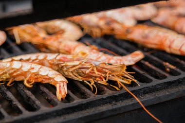 Taze kırmızı langoustine karidesleri, ızgarada karidesleri, sokak yemeklerini pişirme süreci