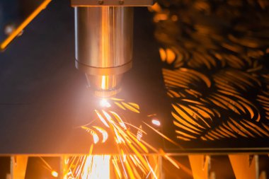 Lazer kesme makinesi, koyu kıvılcımlı metal levha ile çalışıyor: kapat