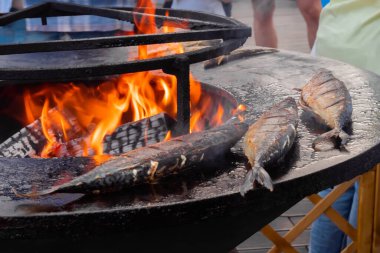 Izgara uskumru balığının sıcak alevli siyah Brezilya uskumrusu üzerindeki süreci: