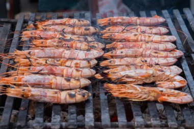 Taze kırmızı langoustine karidesleri, ızgarada karidesleri, sokak yemeklerini pişirme süreci