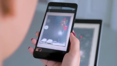 AR uygulamalı akıllı telefon ve tablet kullanan kadın - çağdaş sanat konsepti