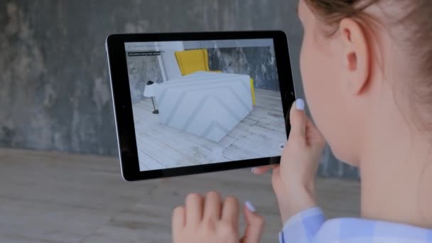 Vrouw met tablet met augmented reality app en het plaatsen van 3D-meubels in de kamer — Stockvideo
